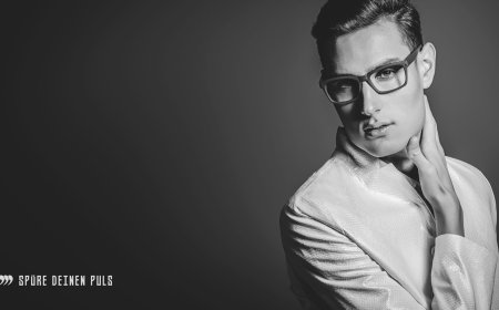 GEDANKENDUSCHE: Modell, Pose und Fingerzeig - Hauptschlagader am Hals