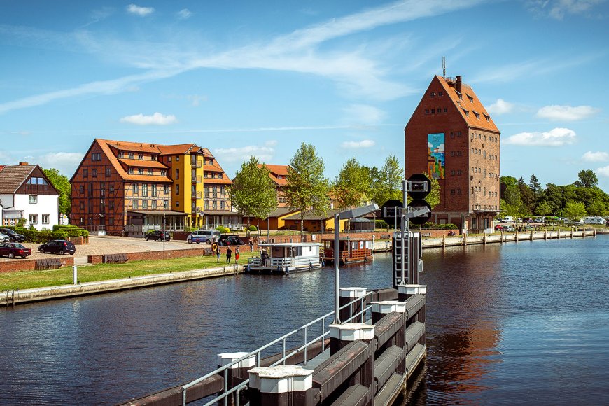 GEDANKENDUSCHE: Schatten der Demokratie (Pressevorlage)